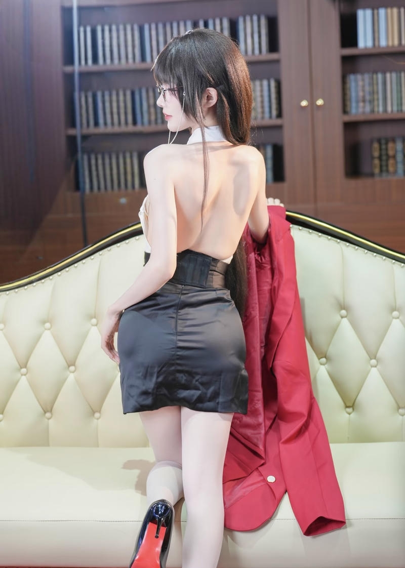 Ảnh cosplay thư ký phong cách nhẹ nhàng