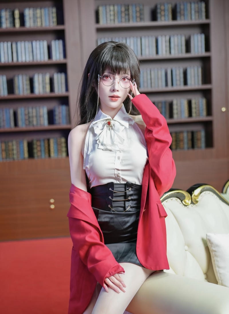 Bức cosplay thư ký quyến rũ với ánh mắt cuốn