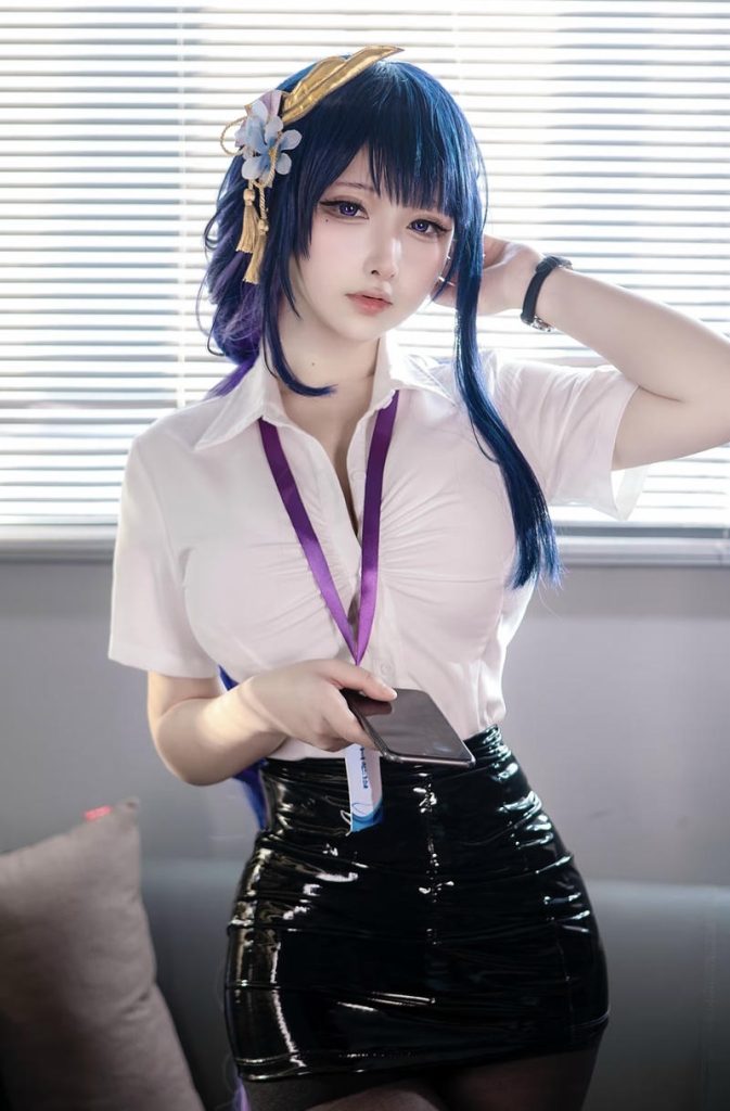 Bức cosplay thư ký quyến rũ với ánh nhìn sâu
