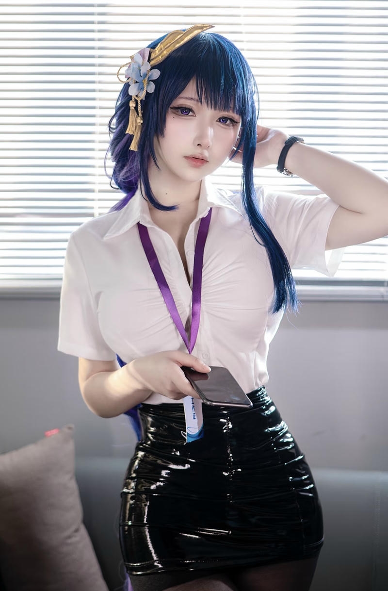 Bức cosplay thư ký quyến rũ với ánh nhìn sâu