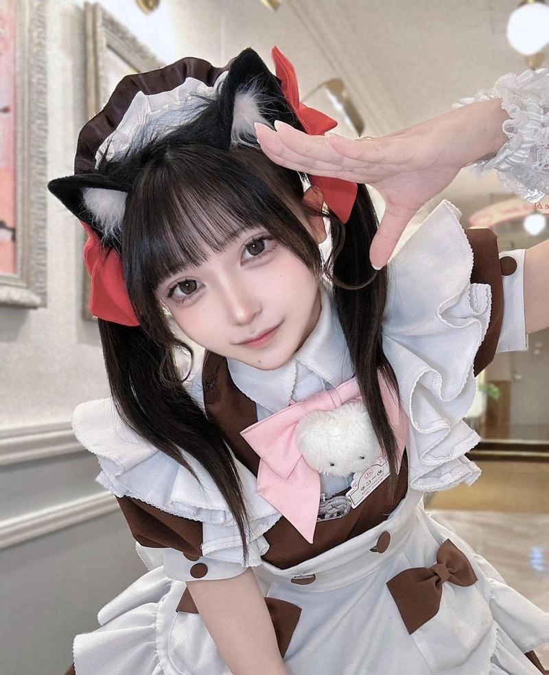 Cô gái dễ thương trong váy maid chụp ảnh trong phòng