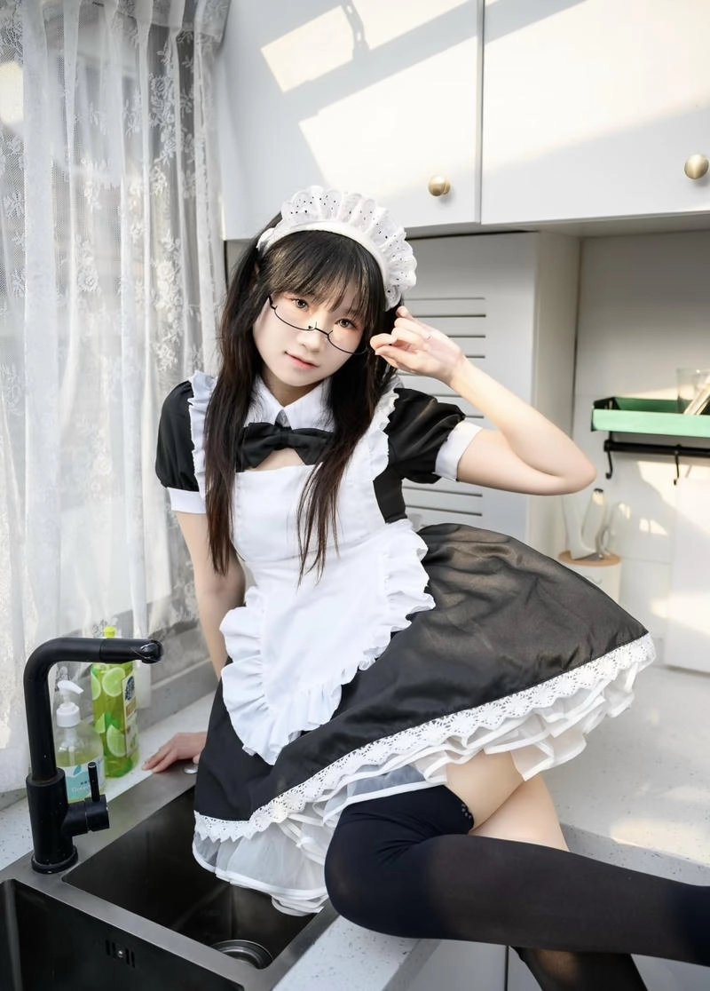 Cô gái mặc váy maid tạo dáng trong phòng ánh sáng dịu