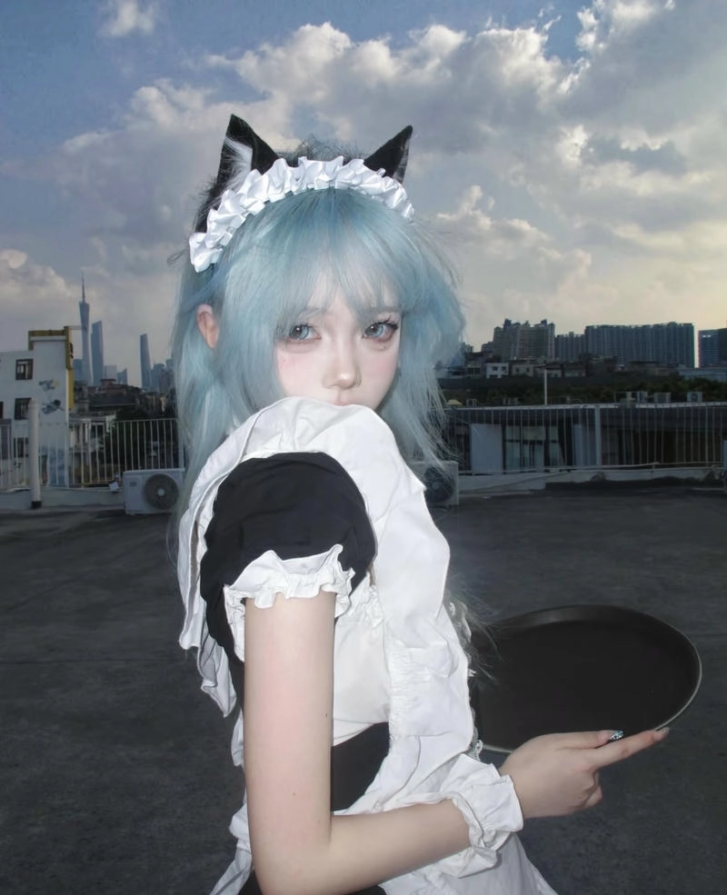 Cô gái xinh đẹp diện trang phục hầu gái ánh nhìn thu hút