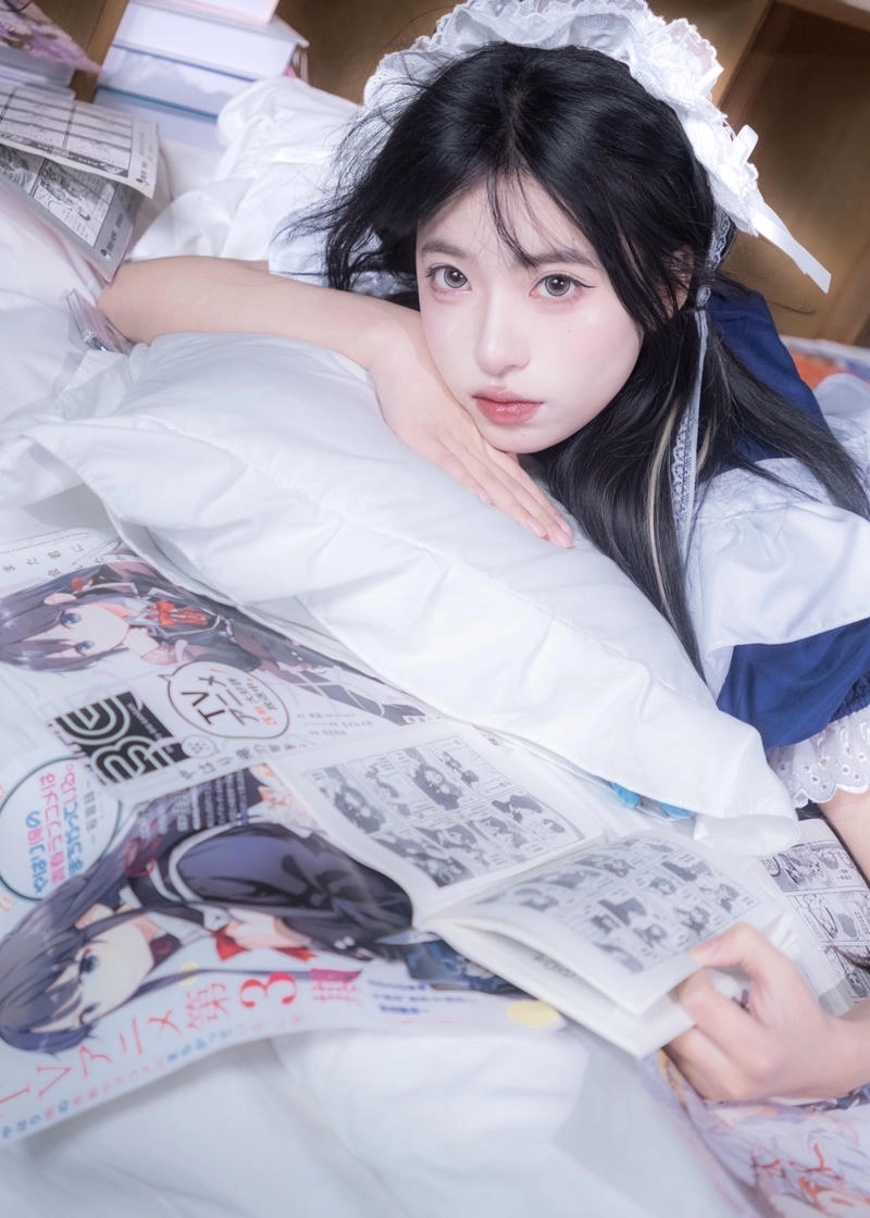 Cô gái xinh xắn diện váy maid với biểu cảm đáng yêu