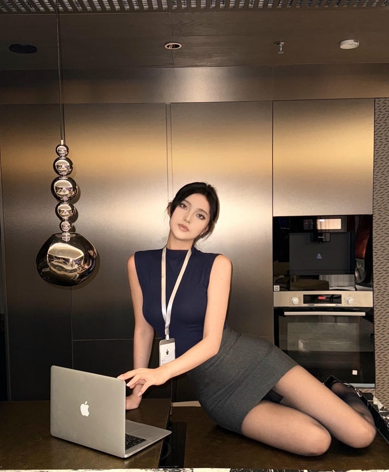 Cosplay thư ký sexy biểu cảm sắc sảo