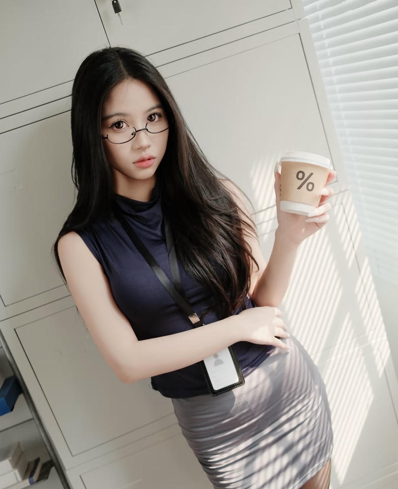 Cosplay thư ký sexy cùng biểu hiện cuốn hút