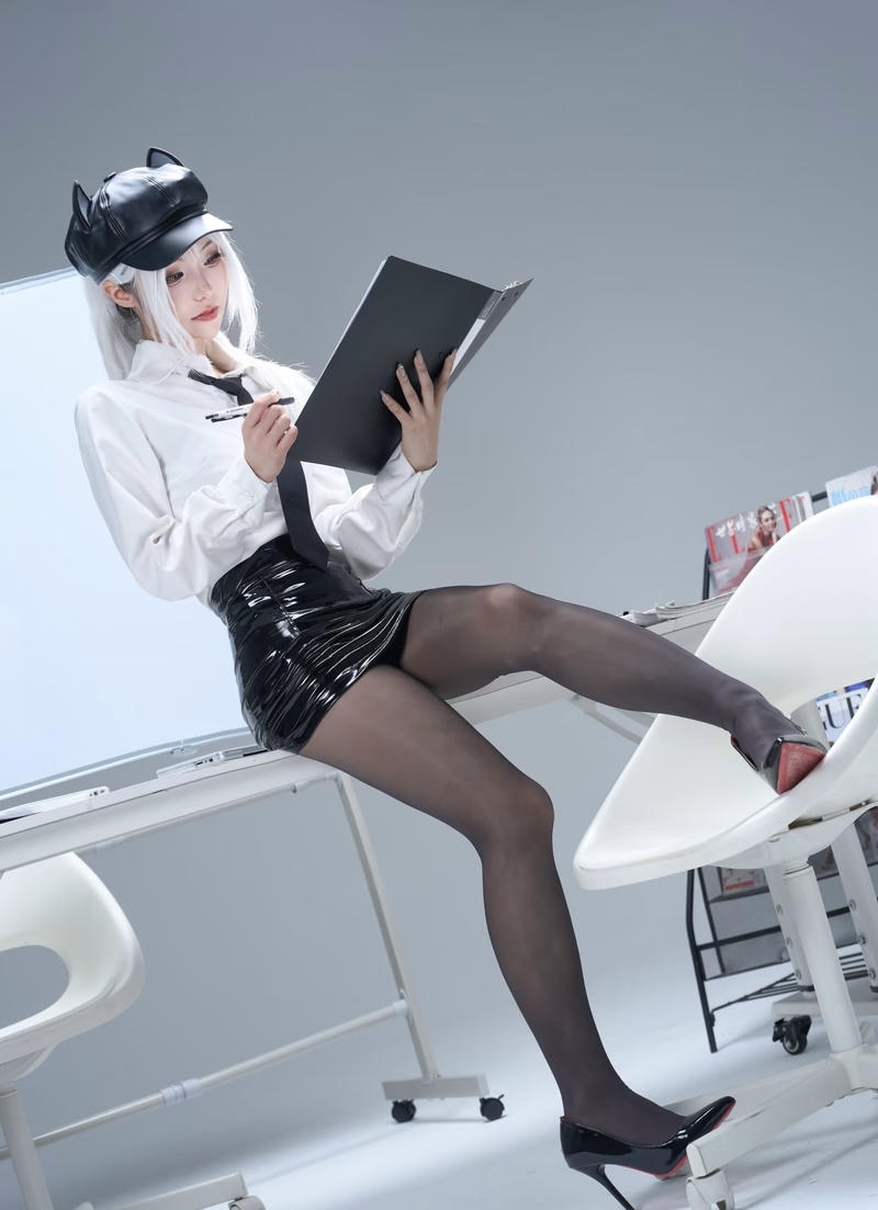 Cosplay thư ký sexy với biểu hiện tự tin cuốn hút