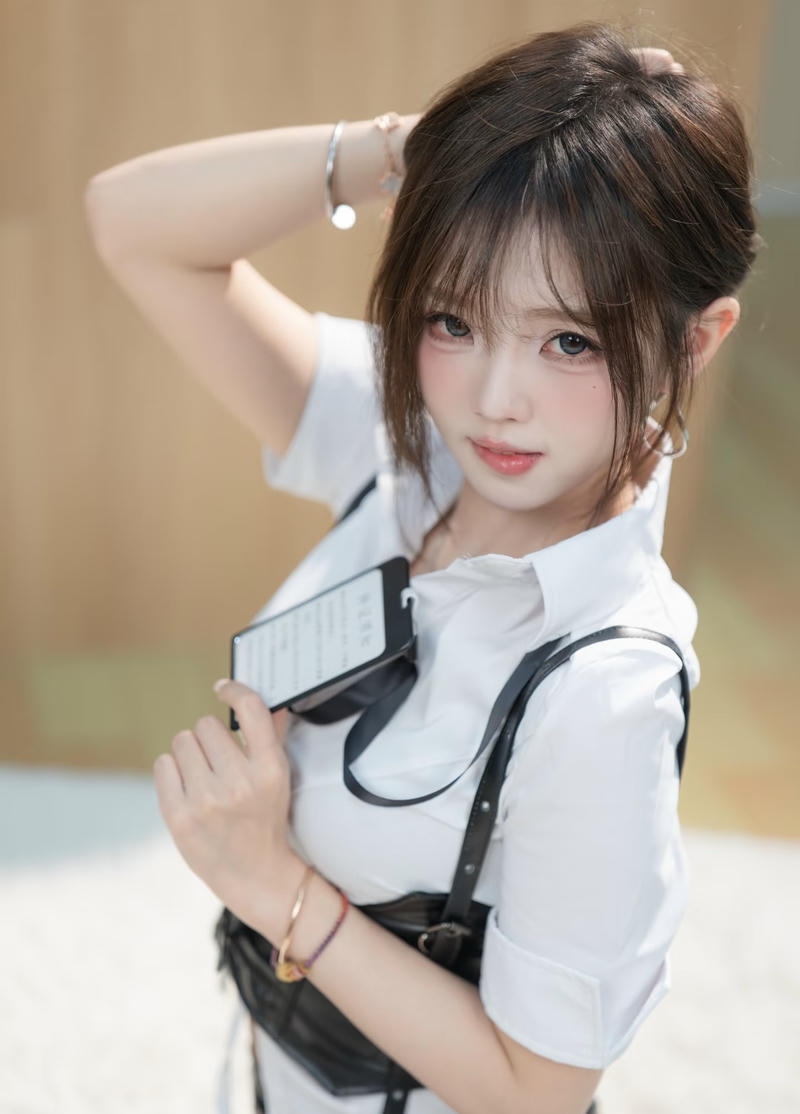 Cosplay thư ký với biểu hiện nghiêm túc