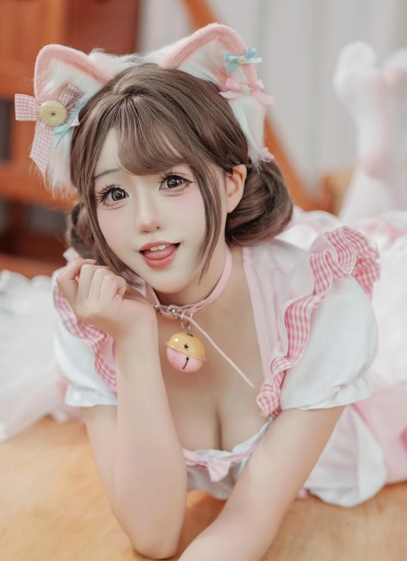 Gái xinh mặc đồ hầu gái chụp ảnh nhẹ nhàng trong không gian