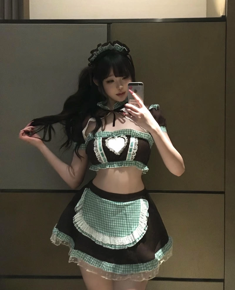 Gái xinh mặc đồ hầu gái phong cách anime đáng yêu