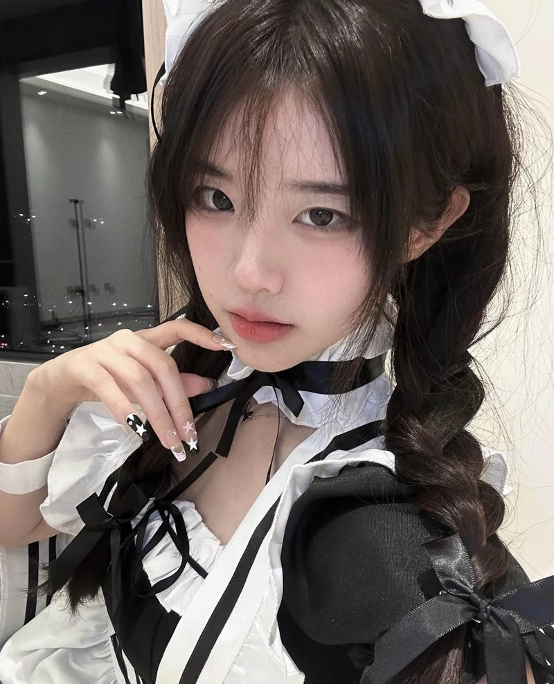 Gái xinh mặc đồ hầu gái tạo dáng nhẹ nhàng cuốn hút