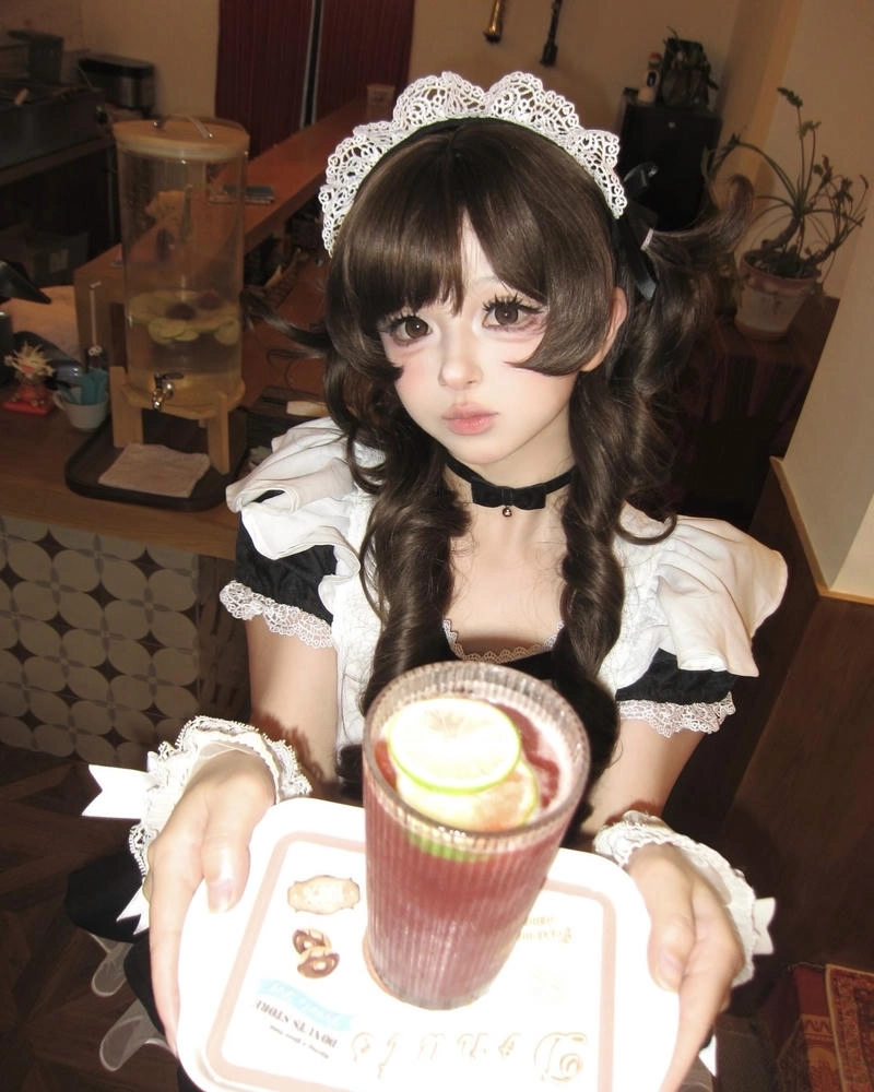 Gái xinh mặc đồ hầu gái với ánh nhìn thu hút tự nhiên