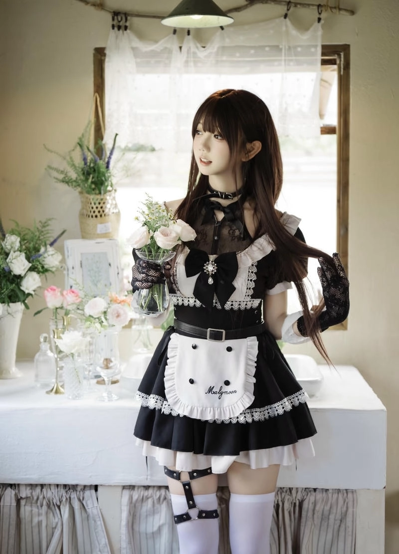 Gái xinh mặc đồ hầu gái với biểu cảm đáng yêu tự nhiên