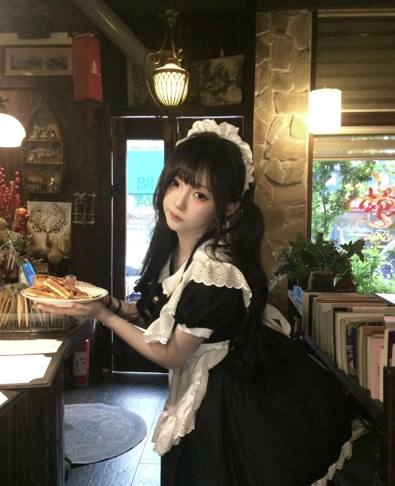 Gái xinh mặc đồ hầu gái với nụ cười dịu dàng cuốn hút