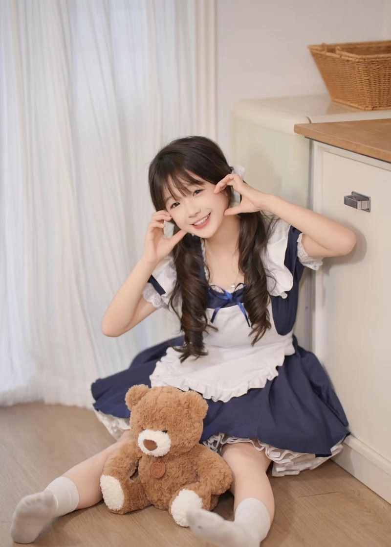 Hình ảnh gái xinh mặc đồ hầu gái tạo dáng tự nhiên