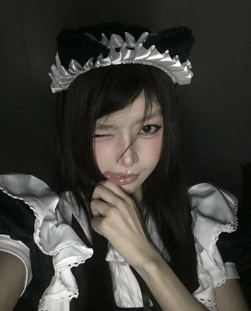 Hình ảnh thiếu nữ mặc váy maid phong cách anime nhẹ nhàng