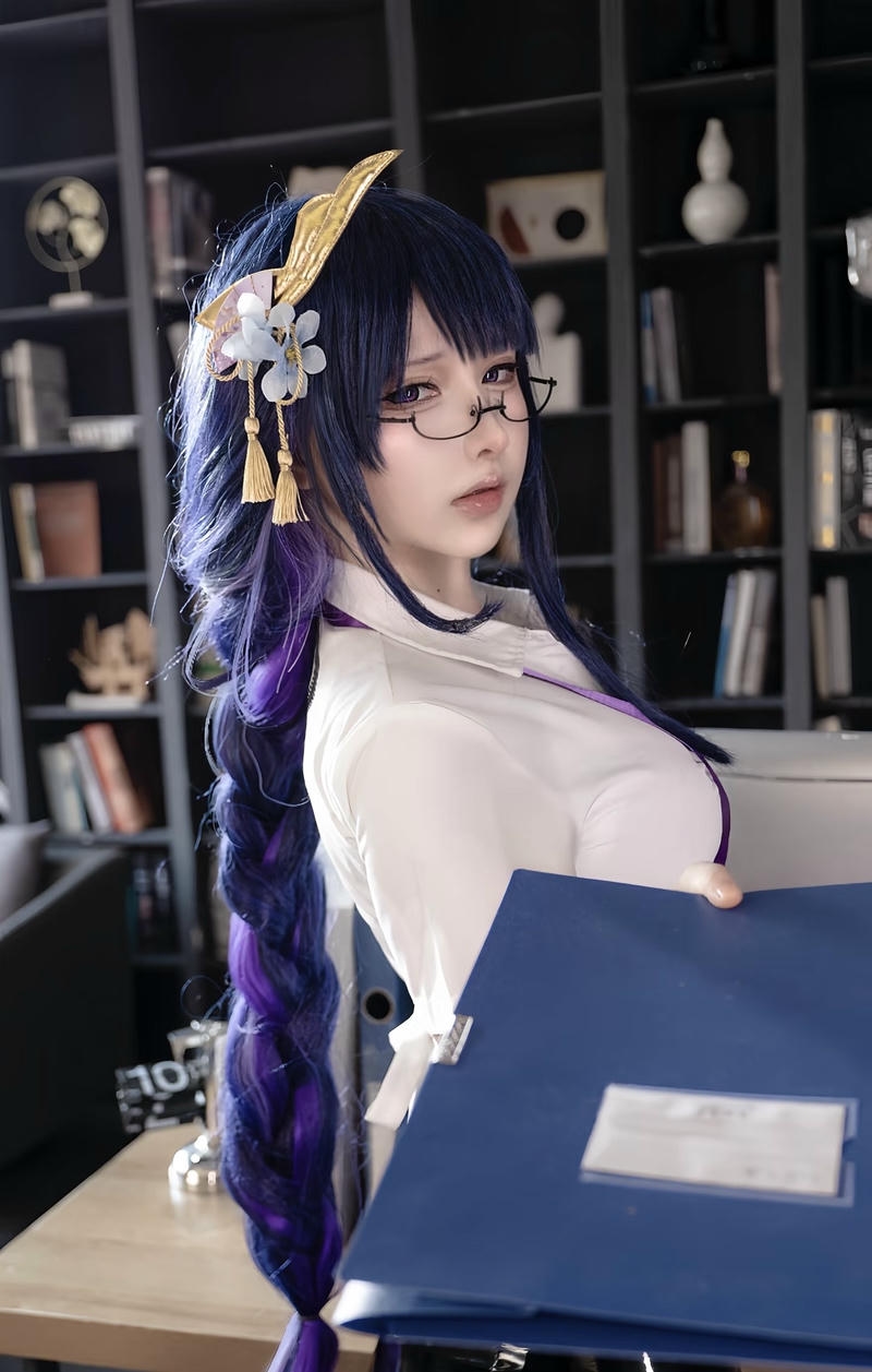 Hình cosplay thư ký sexy mang thần thái hấp dẫn