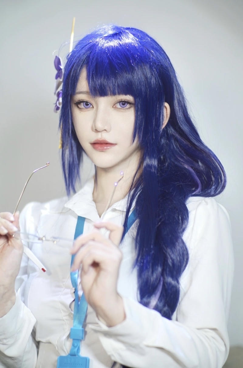 Nhân vật cosplay thư ký hình ảnh chỉnh tề