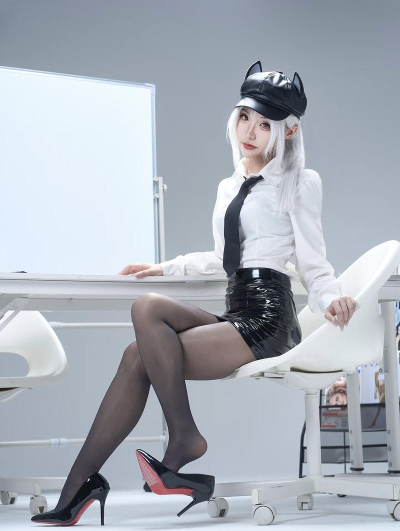 Nhân vật cosplay thư ký quyến rũ phong cách cá tính