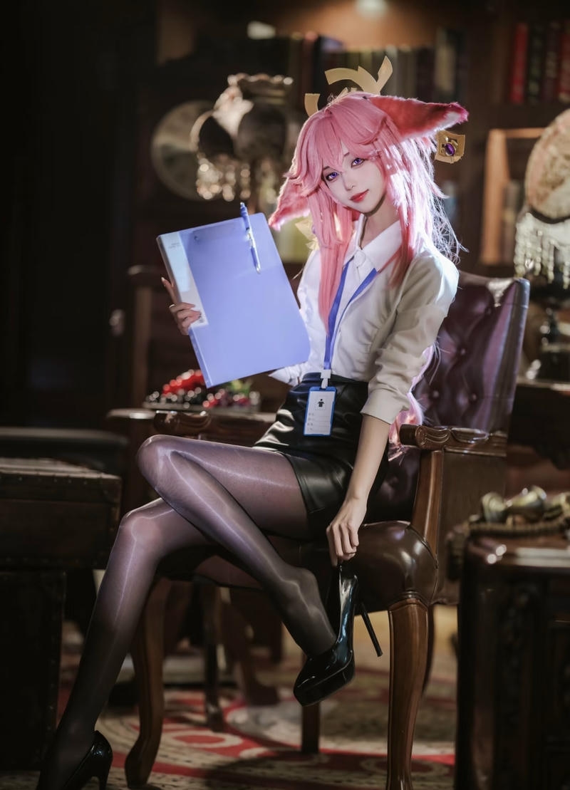 Nhân vật cosplay thư ký quyến rũ với phong cách hiện đại