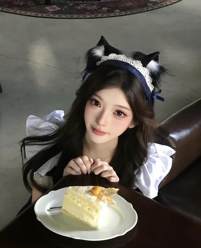 Nữ cosplayer diện đồ maid tạo dáng đáng yêu tinh nghịch