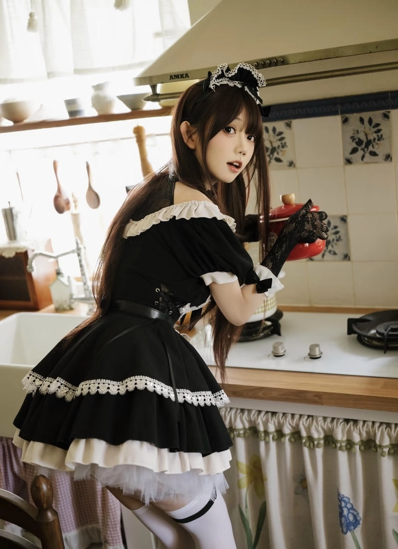 Nữ cosplayer diện váy hầu gái xinh xắn phong cách anime