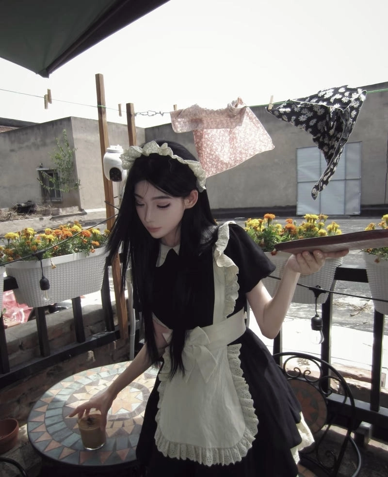 Nữ cosplayer mặc outfit hầu gái phong cách anime nổi bật