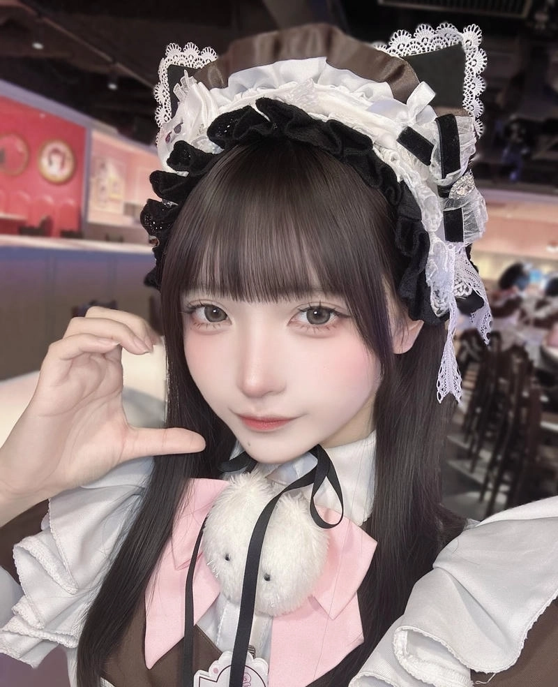 Nữ sinh xinh đẹp diện váy maid tạo dáng tự nhiên cuốn hút