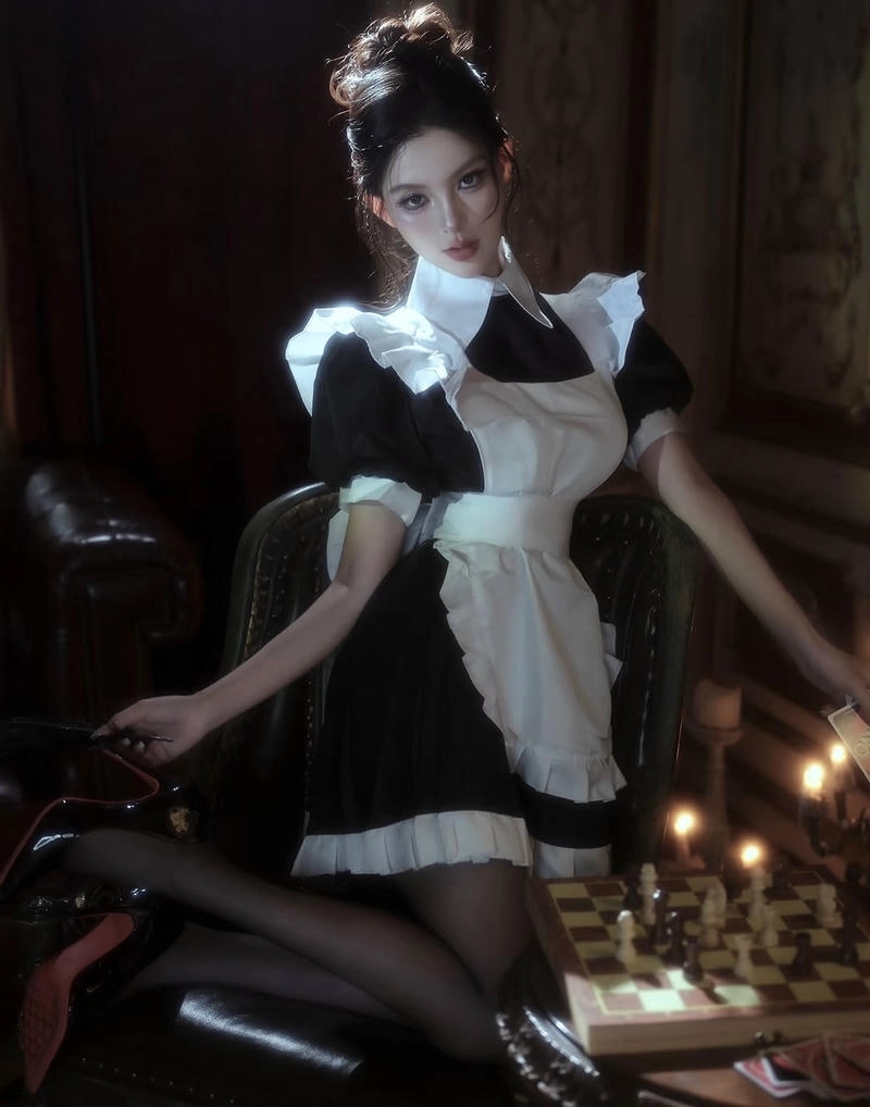 Thiếu nữ diện trang phục giúp việc tạo dáng tinh tế