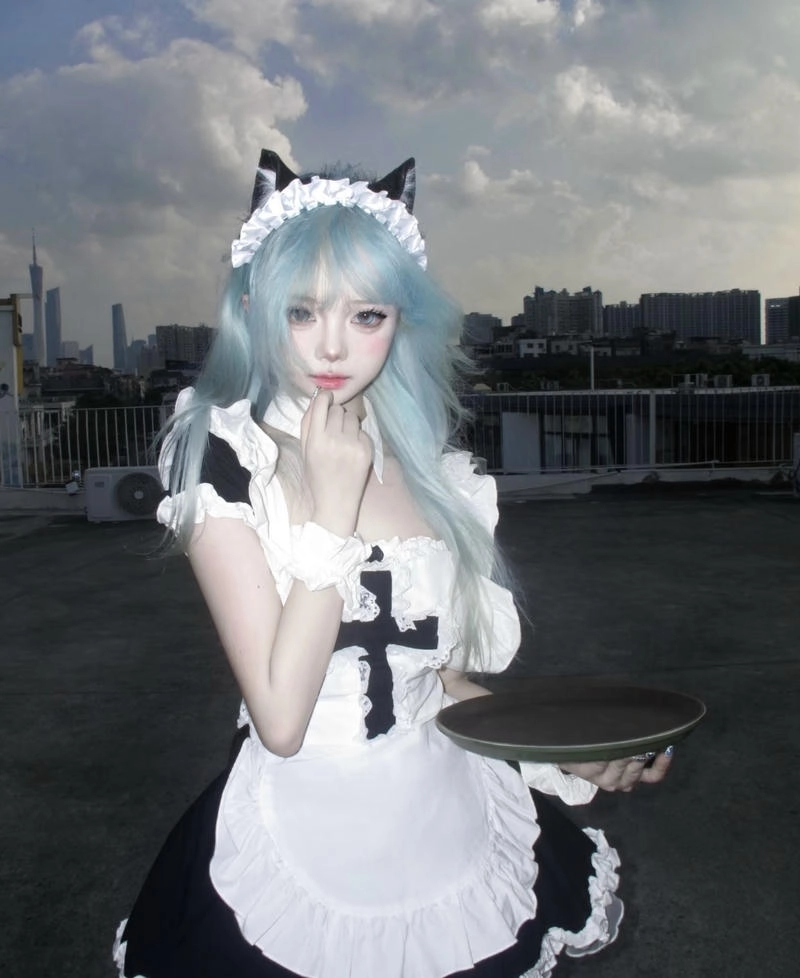 Thiếu nữ mặc váy maid tạo dáng đáng yêu phong cách Nhật