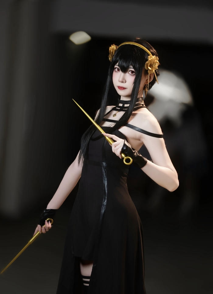 Ảnh Yor Forger cosplay cho thấy sự cân bằng giữa đời thường và chiến đấu