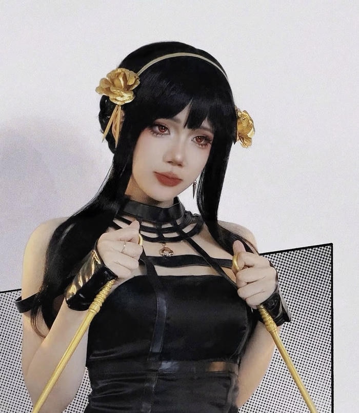 Ảnh Yor Forger cosplay cho thấy sự đối lập giữa mềm mại và cứng rắn
