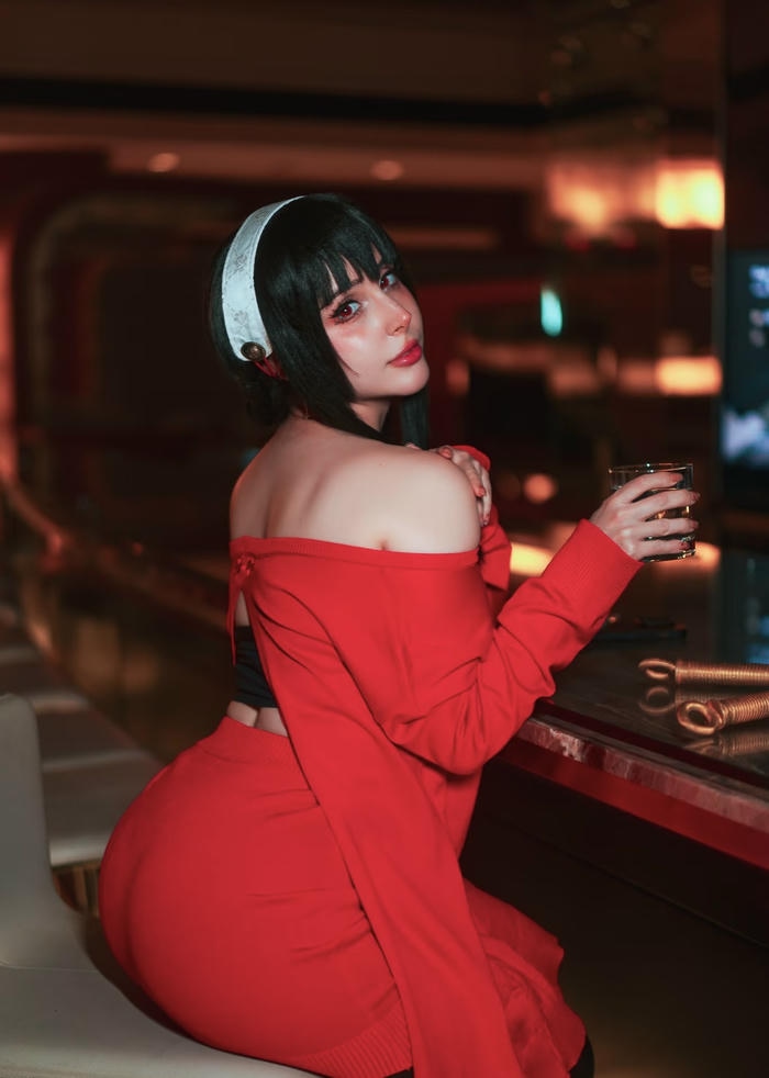 Ảnh Yor Forger cosplay gợi hình ảnh nữ sát thủ thầm lặng