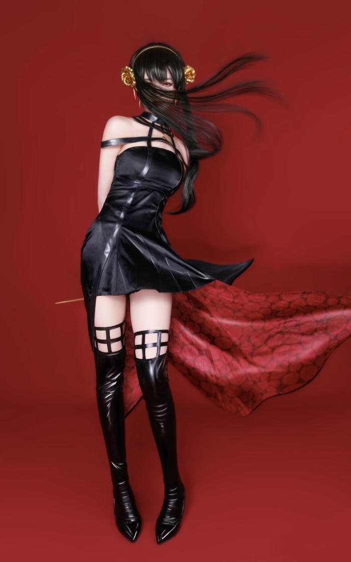 Ảnh Yor Forger cosplay gợi nét đẹp lạnh đầy chiều sâu