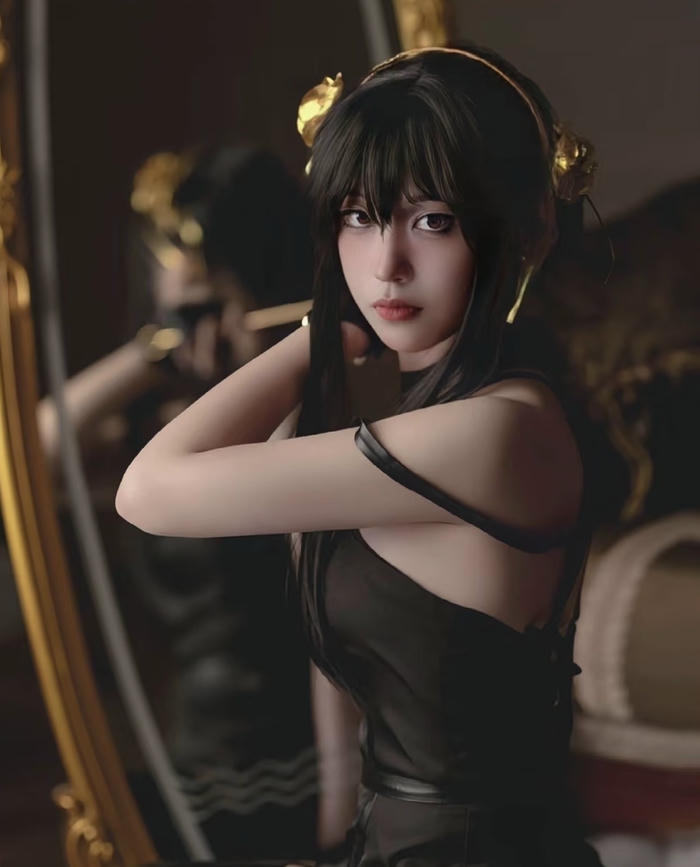 Ảnh Yor Forger cosplay thể hiện hình ảnh người phụ nữ kín kẽ