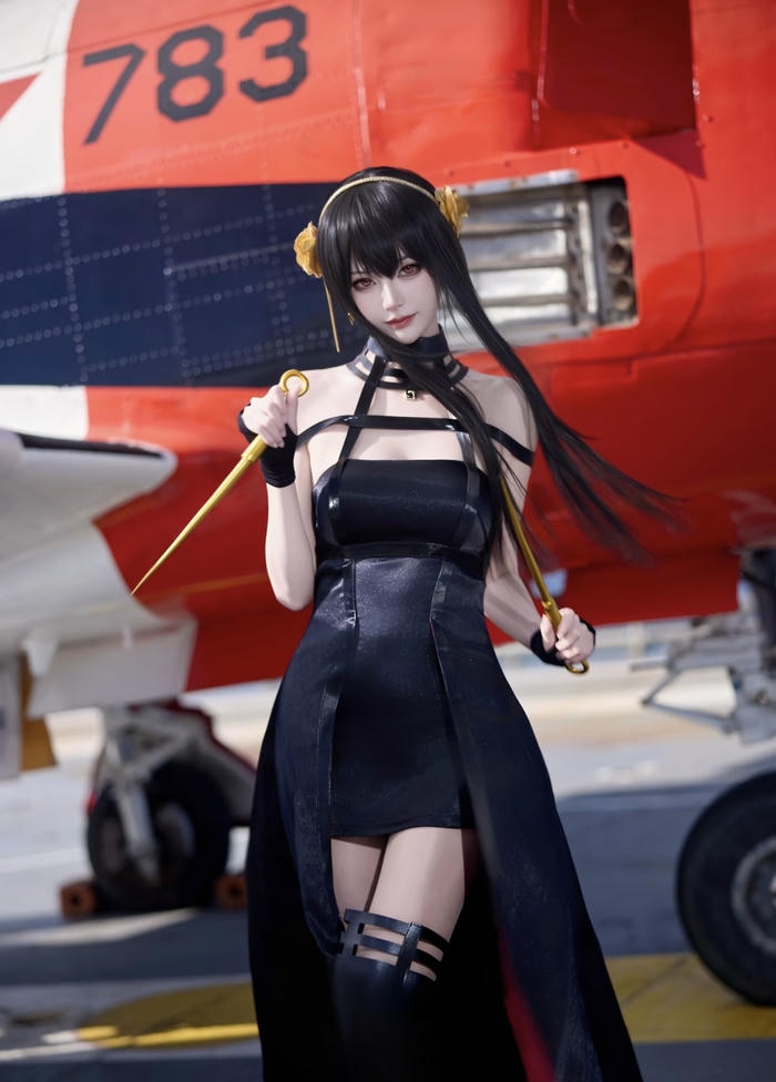 Ảnh Yor Forger cosplay thể hiện hình tượng lạnh lùng đầy cuốn hút