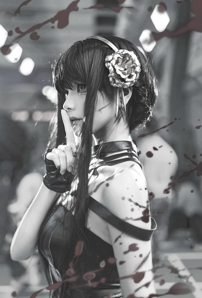 Ảnh Yor Forger cosplay thể hiện hình tượng nữ nhân mạnh mẽ