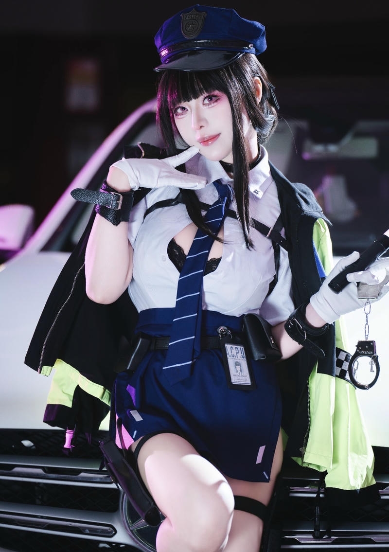 Ảnh cosplay cảnh sát đồng phục ôm gọn cơ thể
