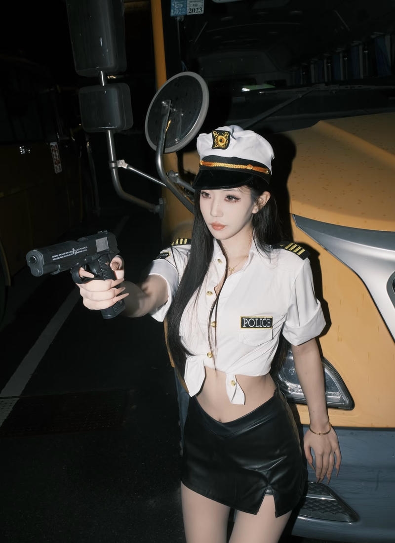 Ảnh cosplay cảnh sát outfit cách tân cá tính