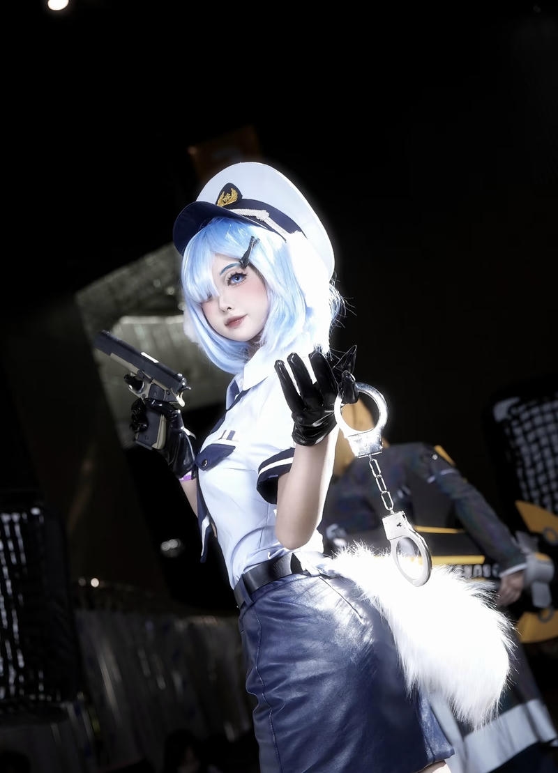 Ảnh cosplay cảnh sát với ánh mắt tự tin mạnh mẽ