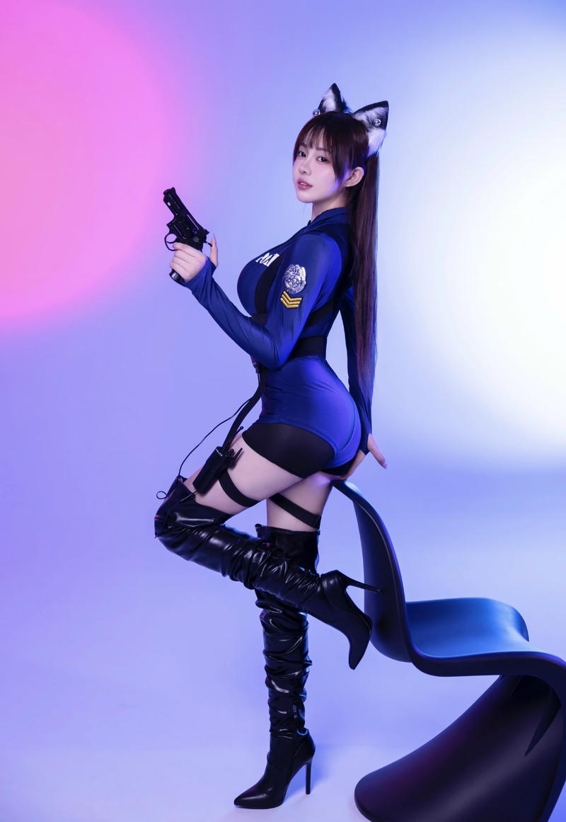 Ảnh cosplay cảnh sát với váy ôm tôn dáng gợi cảm