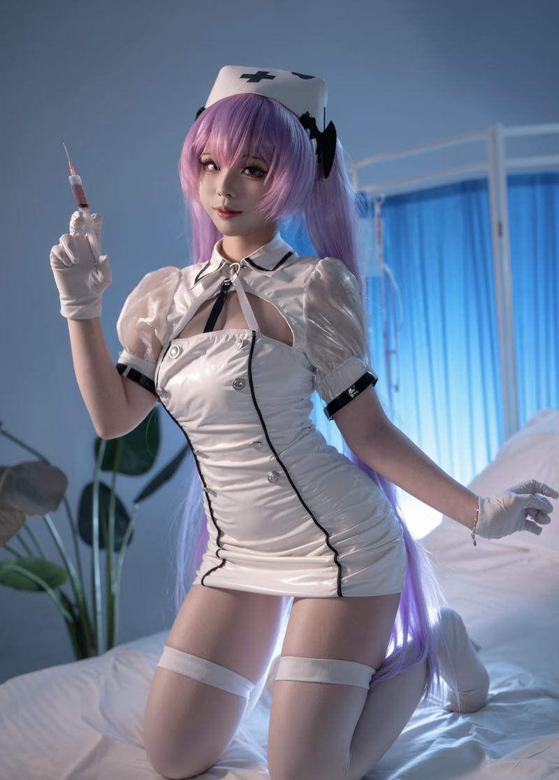 Ảnh cosplay y tá với ánh mắt dịu dàng thu hút