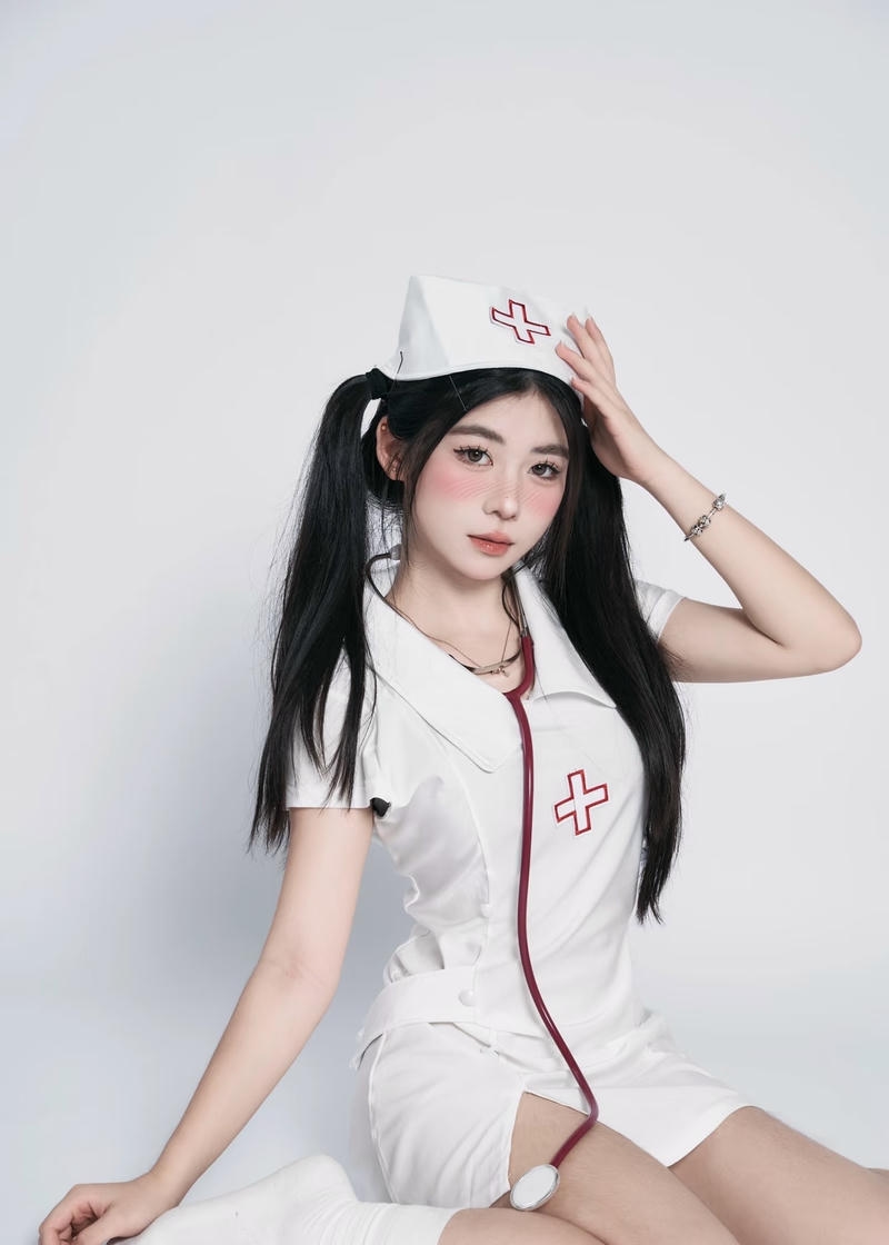 Ảnh cosplay y tá với váy ôm tôn dáng đầy thu hút