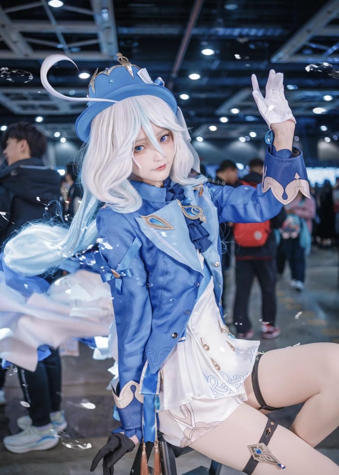 Ảnh furina cosplay cho thấy sự tự tin không che giấu