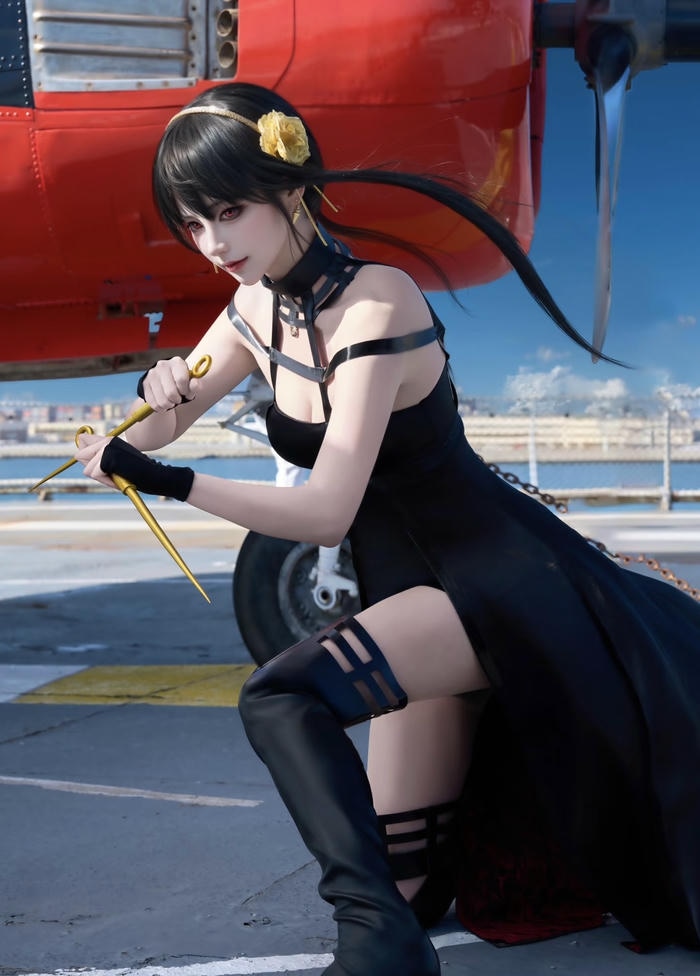 Bức ảnh Yor Forger cosplay cho thấy hình ảnh nữ chiến binh thầm lặng