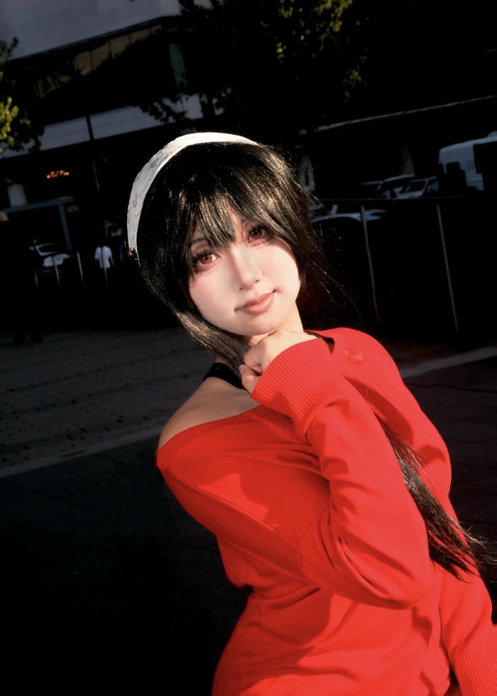 Bức ảnh Yor Forger cosplay gợi cảm giác bình thản nhưng sắc bén