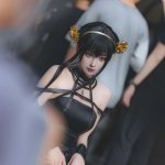 Bức ảnh Yor Forger cosplay thể hiện vẻ đẹp lạnh giá