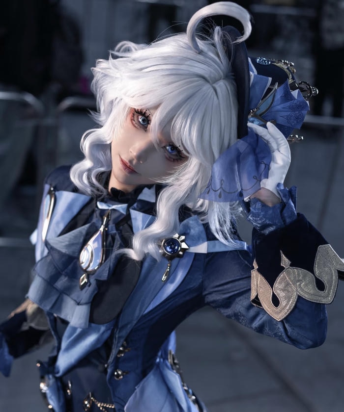 Bức ảnh furina cosplay cho thấy nét nổi bật đầy tự tin