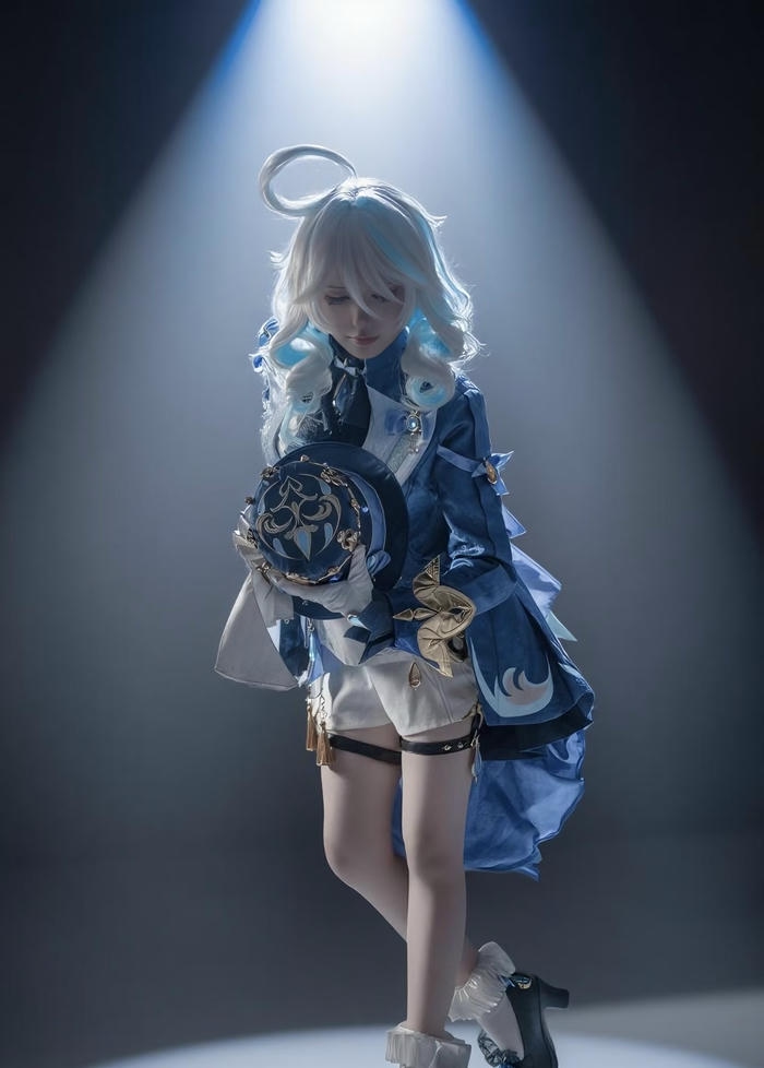 Bức ảnh furina cosplay cho thấy vẻ ngoài nổi bật cá tính