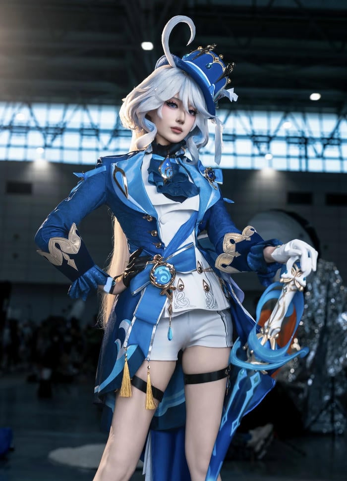 Bức ảnh furina cosplay thể hiện phong cách tinh tế hiện đại